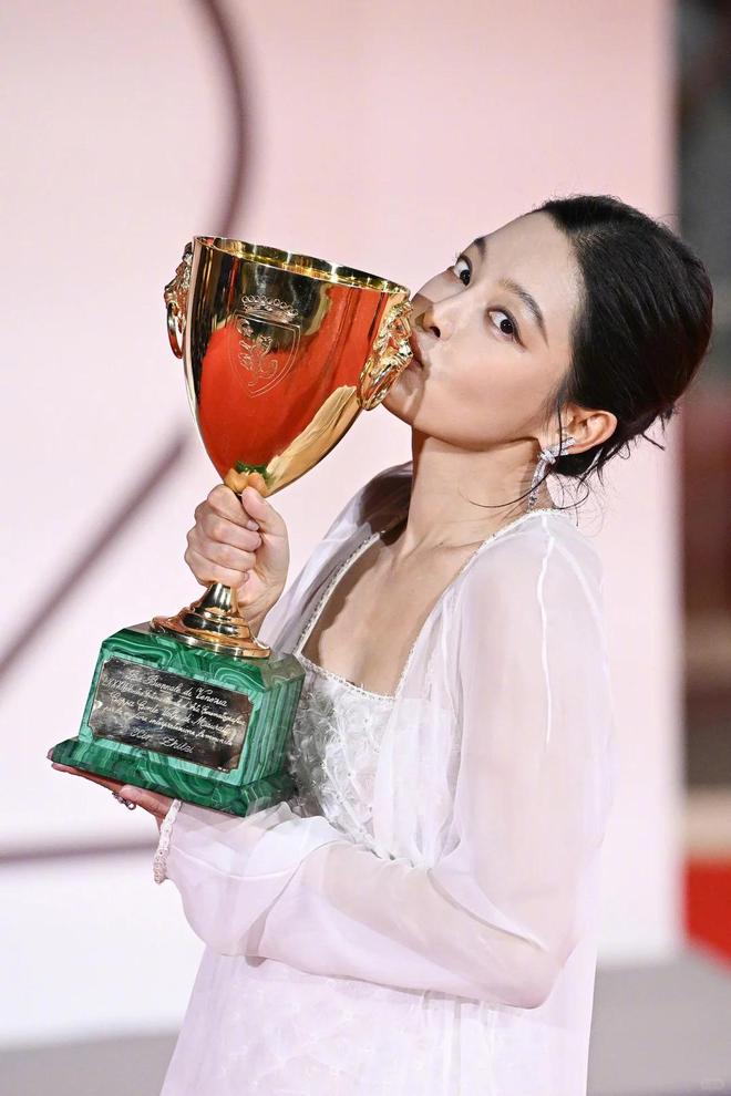 从打工妹到香奈儿大使辛芷蕾珠宝进阶史不朽情缘首页中国第三位威尼斯影后！(图9)