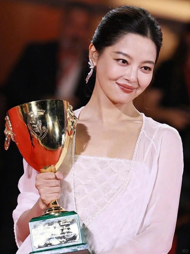 从打工妹到香奈儿大使辛芷蕾珠宝进阶史不朽情缘首页中国第三位威尼斯影后！(图10)