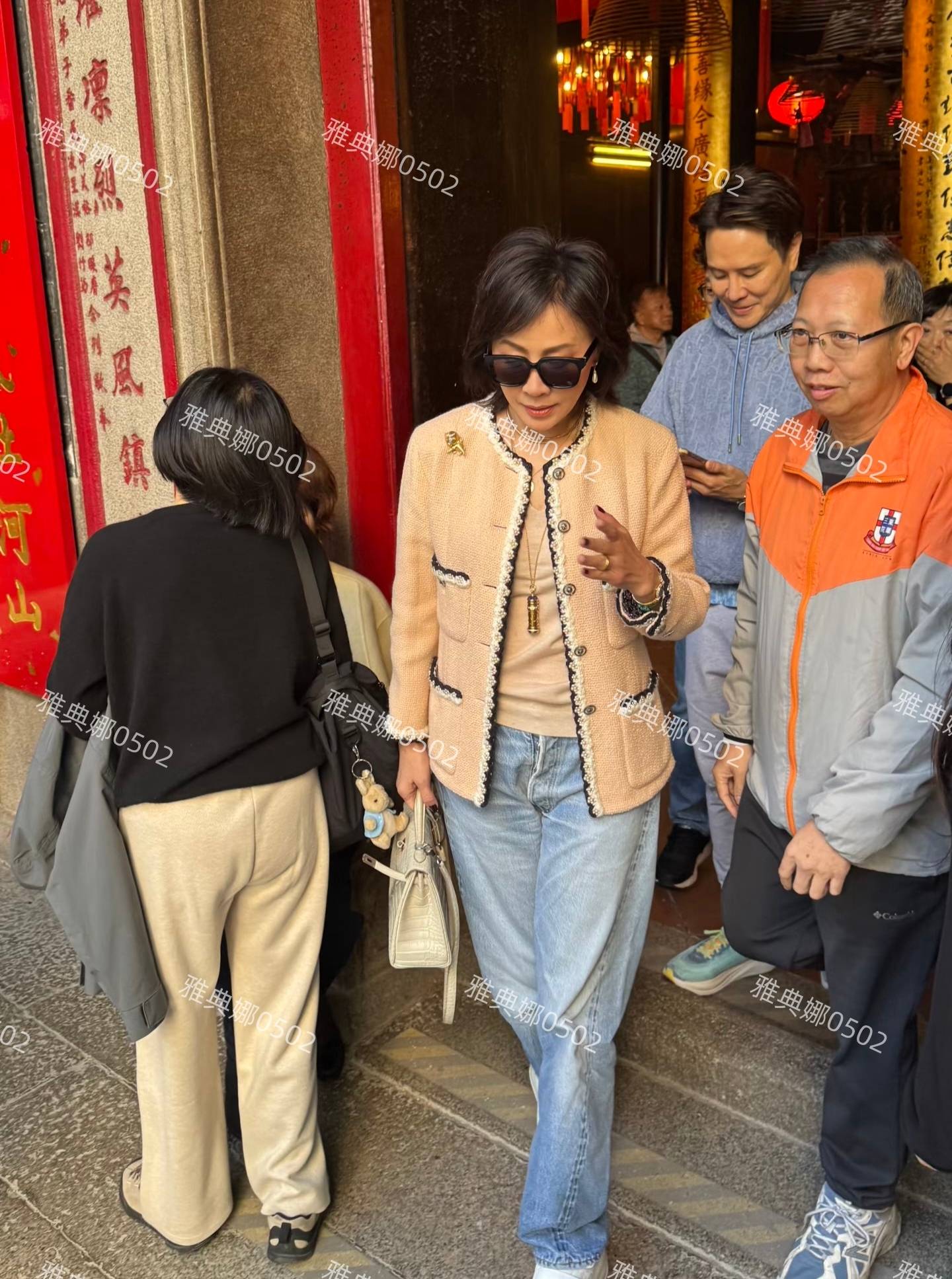 她一身行头价值近百万不仅年轻还贵气十足不朽情缘登录入口香港文武庙偶遇刘嘉玲(图2) 她一身行头价值近百万不仅年轻还贵气十足不朽情缘登录入口香港文武庙偶遇刘嘉玲(图2)